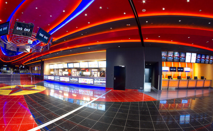 Kino Cinema City Wałbrzych mieści się w centrum handlowym Galeria Victoria. Posiada 7 klimatyzowanych sal, które pomieszczą jednocześnie ponad 1 500 widzów. Wszystkie wyposażone są w innowacyjne technologie projekcji filmów, wysokiej klasy systemy dźwiękowe i wygodne fotele kinowe.