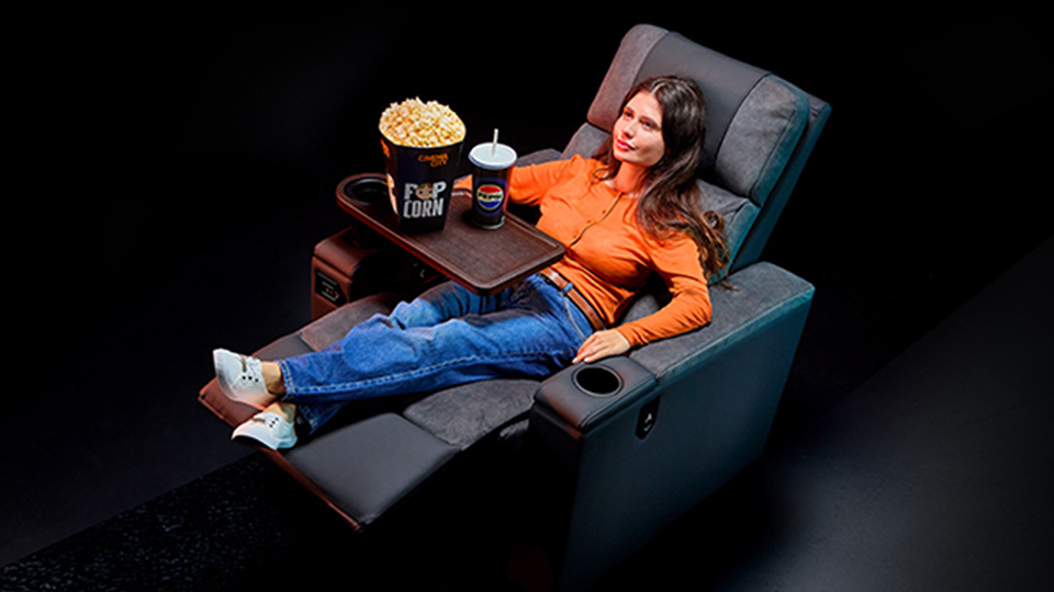 kobieta na fotelu komfort