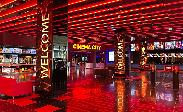 Kino Cinema City Warszawa Białołęka Galeria Północna to 11 klimatyzowanych sal, które mieszczą łącznie ponad 2 000 osób. Tutaj znajduje się pierwsza w naszej sieci sala Dolby Atmos, w której filmy można oglądać z fantastycznym dźwiękiem w technologii Atmos.