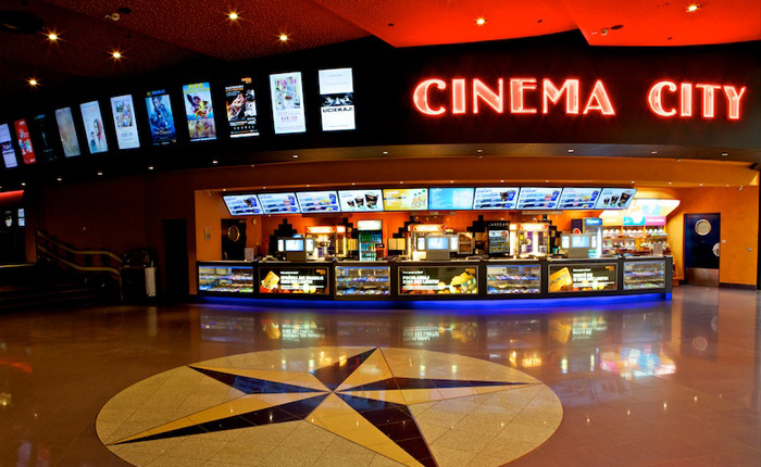 Kino Cinema City Galeria Kazimierz w Krakowie to nowoczesny multipleks obejmujący 10 klimatyzowanych sal, które pomieszczą jednocześnie ponad 1 800 widzów. Wszystkie wyposażone są w innowacyjne technologie projekcji filmów, wysokiej klasy systemy dźwiękowe i wygodne fotele kinowe.