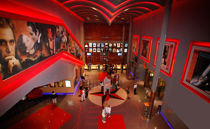 Kino Cinema City Łódź Manufaktura posiada 14 klimatyzowanych sal, mieszczących jednocześnie ponad 2 500 widzów. Tutaj znajduje się jedna z pięciu w Polsce wielkoformatowa sala IMAX® oraz sala ŠKODA 4DX®, w której filmy można oglądać w rewolucyjnym formacie 4DX®.